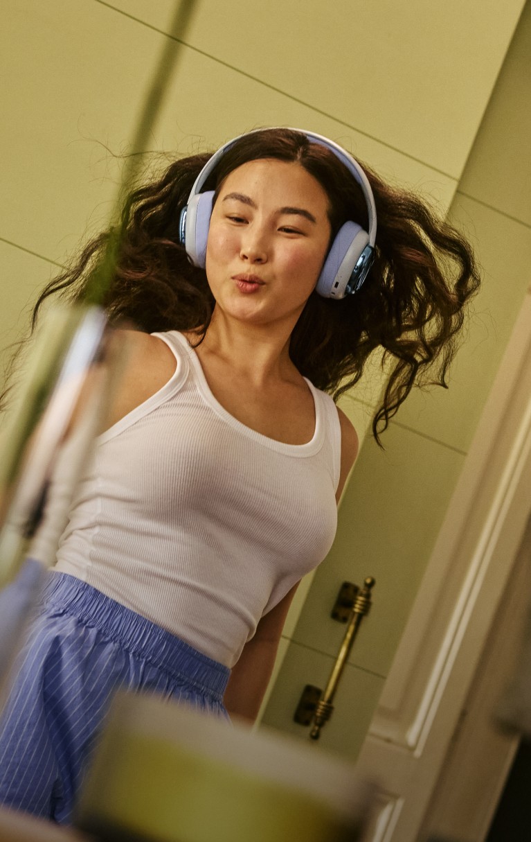 Mujer bailando con auriculares